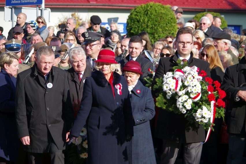 Święto Niepodległości w Tarnobrzegu. Odsłonięto pomnik Józefa Piłsudskiego [ZDJĘCIA]