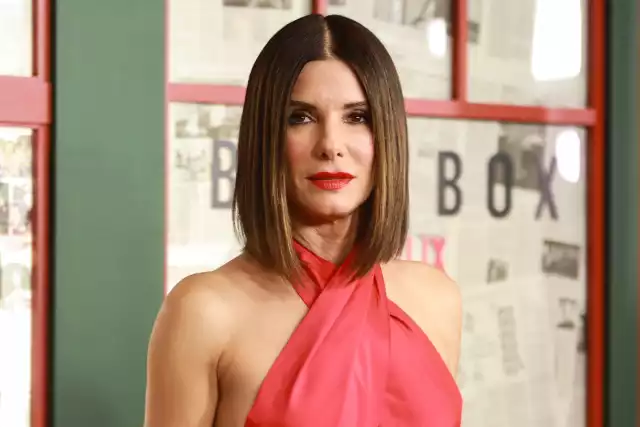 Sandra Bullock od lat kojarzona jest z komediowym repertuarem. Nie każdy wie, ale hollywoodzka „dziewczyny z sąsiedztwa” uwielbia majsterkować. Zobaczcie, jak na przestrzeni lat w show biznesie zmieniała się Sandra Bullock!