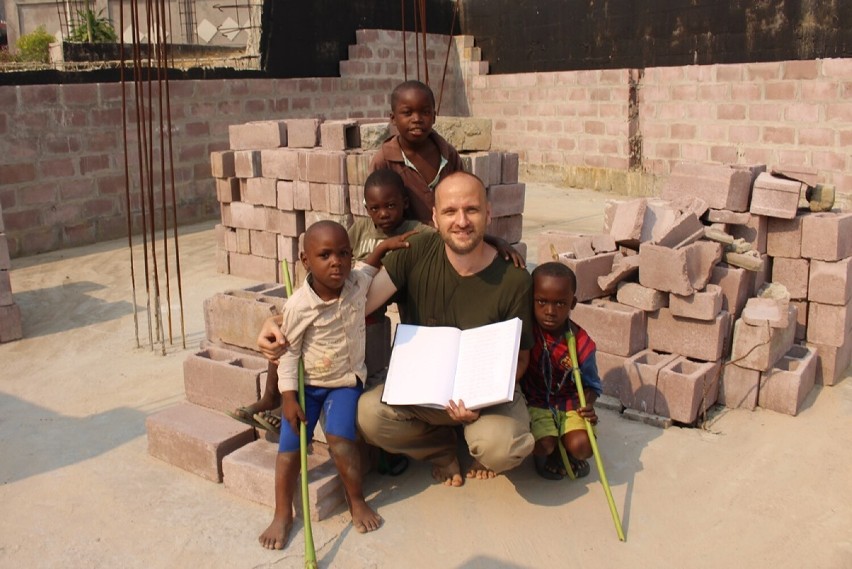 Ks. Maciej Fleszar buduje w stolicy Kongo kościół, szkołę i...