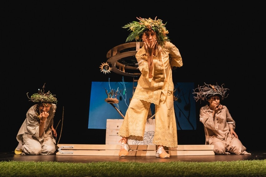 Spektakl "Pradawne drzewo" w Teatrze "Maska" w Rzeszowie. Przedstawienie powstało z inspiracji mitologią słowiańską