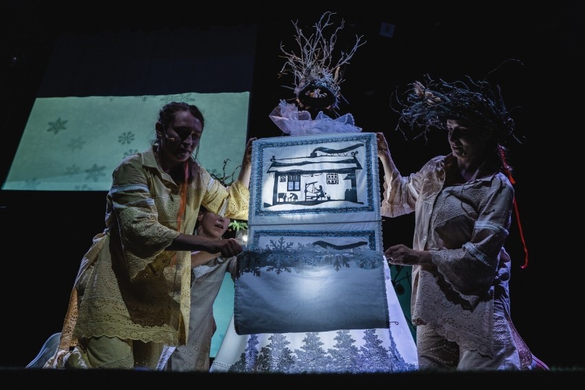 Spektakl "Pradawne drzewo" w Teatrze "Maska" w Rzeszowie. Przedstawienie powstało z inspiracji mitologią słowiańską