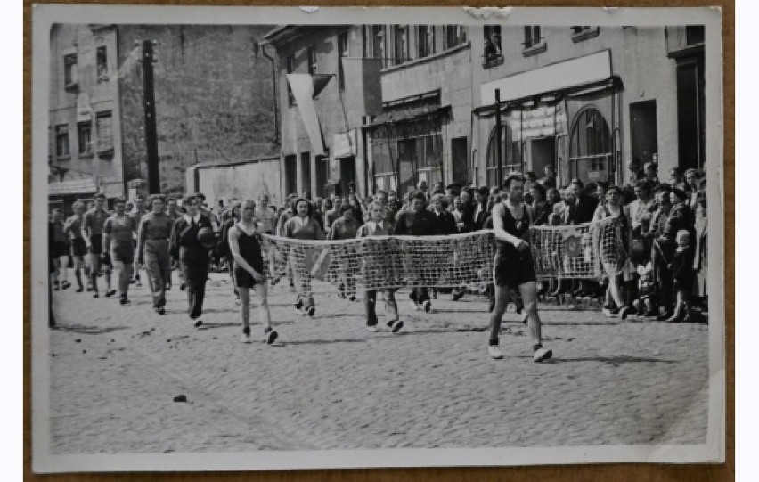 Rok 1952. Młodzi sportowcy na Placu Wolności w Sępólnie...