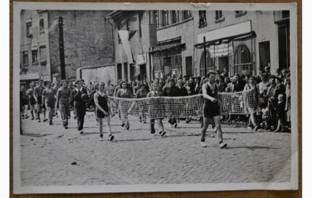 Rok 1952. Młodzi sportowcy na Placu Wolności w Sępólnie podczas obchodów Święta Pracy.