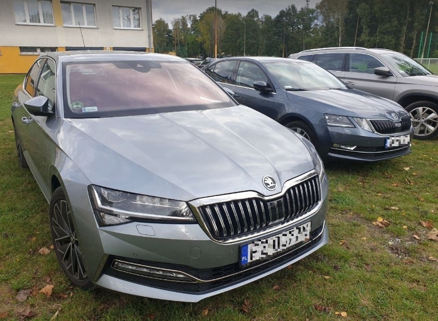 Takimi samochodami jeżdżą polscy biskupi. Zobaczcie zdjęcia