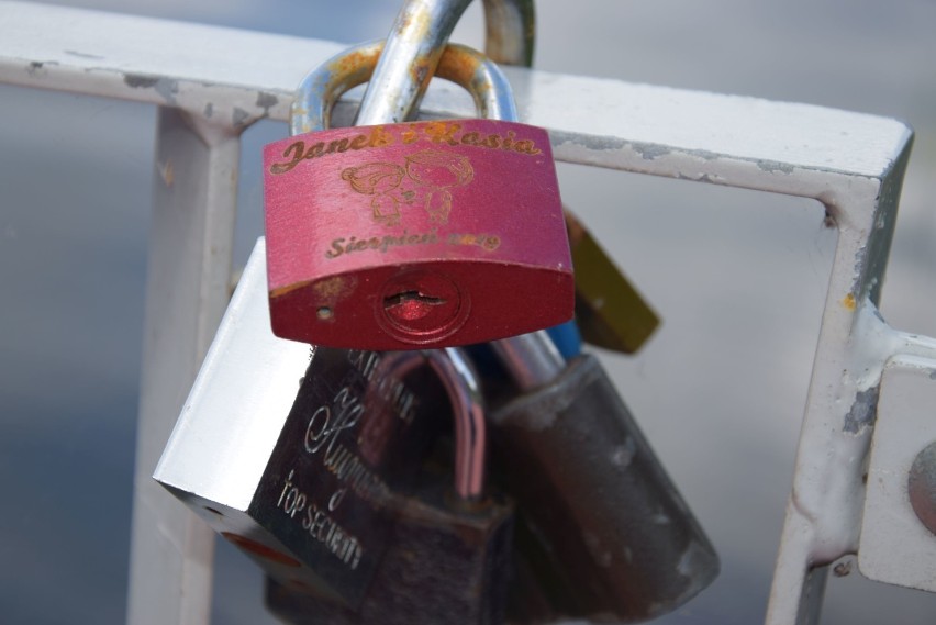 Kłódki miłości na moście przy Jeziorze Sępoleńskim