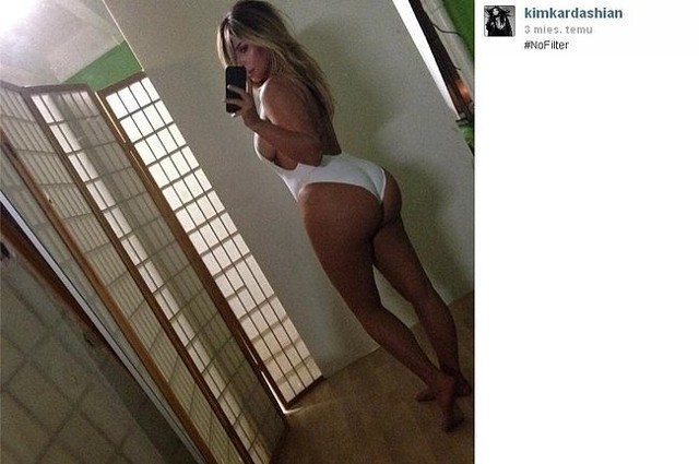 Kim Kardashian dumnie prezentuje swoją pupę. (fot. screen Instagram)