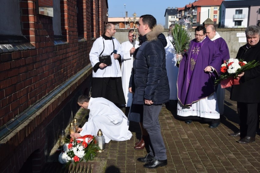 Samorządowcy i duchowni złożyli kwiaty pod tablicą upamiętniającą pomordowanych przez sowietów na plebanii [ZDJĘCIA]