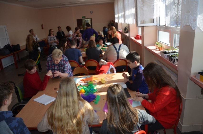 Kolego działajmy razem, zrobimy świąteczną kartkę - akcja integracyjna w Szkole Podstawowej nr 2 w Nowym Dworze Gdańskim.