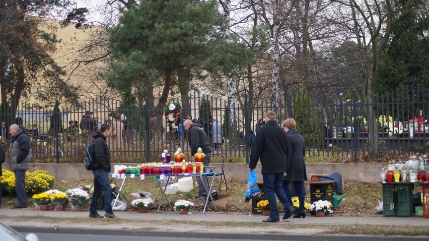 Przed głównym wejściem (zarówno od ul. Grudziądzkiej, jak i...