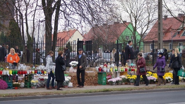 Jak co roku w okresie Wszystkich Świętych w okolicach toruńskich cmentarzy zmieni się organizacja ruchu. 

Zmiany obowiązywać będą od 31 października od godz.15:00  do 2 listopada do godz. 7:00.