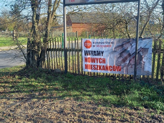 Zdjęcia transparentów i banerów, które pojawiły się we wsi Józefowo, koło Lwówka. Mieszkańcy nie chcą kompostowni i sprzeciwiają się budowie