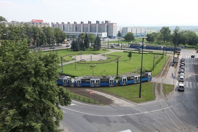 A jednak! Tu żyje się o wiele lepiej niż w innych częściach miasta. Szerokie ulice, zero korków. A do tego dobra komunikacja tramwajowa i autobusowa. - Nowa Huta jest jedynym miejscem w Polsce i jednym z nielicznych w Europie, które ma doskonałą siatkę urbanistyczną. Zaprojektowana od „a” do „z”. - przekonuje Paweł Jagło z Muzeum Historycznego Miasta Krakowa.