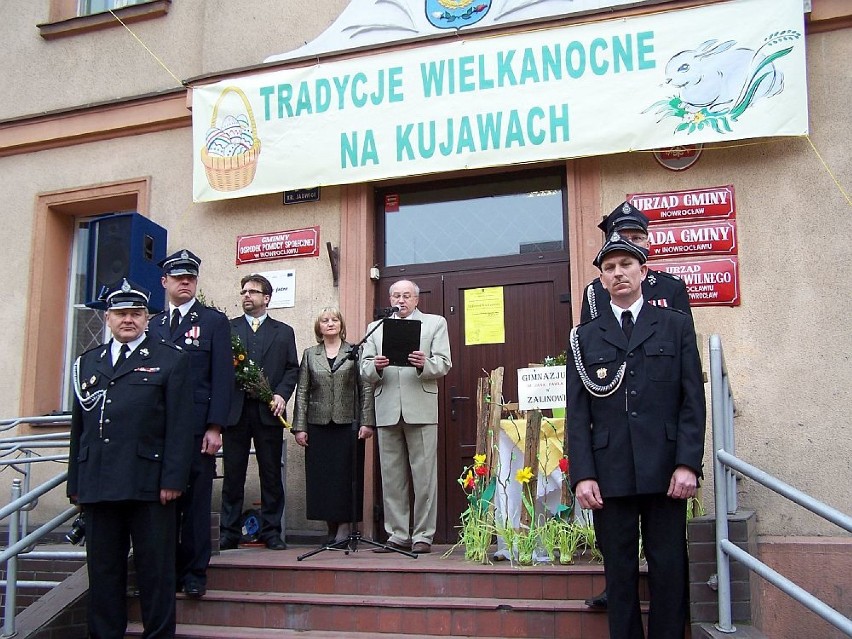Kujawski kiermasz wielkanocny przed Urzędem Gminy Inowrocław. Tak było w 2009 r. Przypominamy zdjęcia
