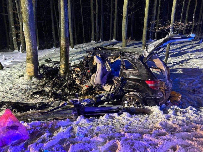 Śmiertelny wypadek przed Nowym Dworem Wejherowskim. Nie żyje 26-letni kierowca| ZDJĘCIA