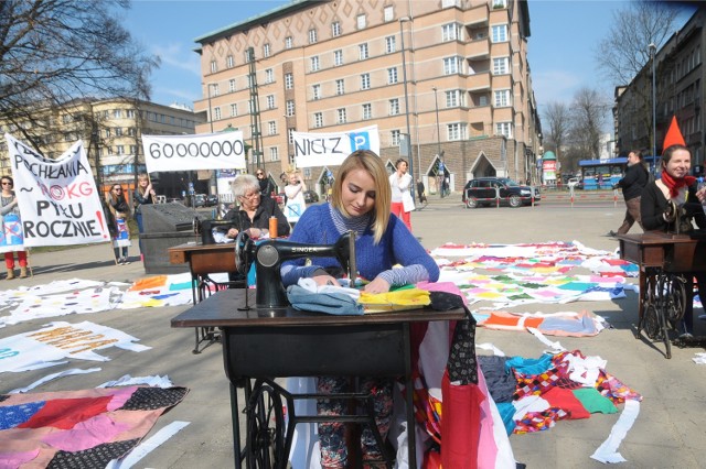 Grupa krasnoludków manifestowała w sobotę swój sprzeciw wobec budowy parkingu na pl. Inwalidów.