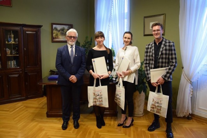 Starosta przyznał stypendia studentom za osiągnięcia...