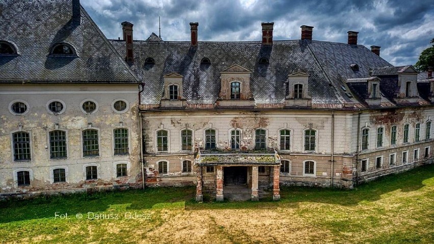 Pałac w Bożkowie, na Dolnym Śląsku, jest na sprzedaż....