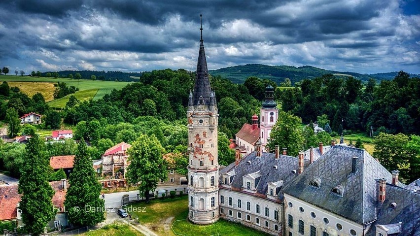 Pałac w Bożkowie, na Dolnym Śląsku, jest na sprzedaż....