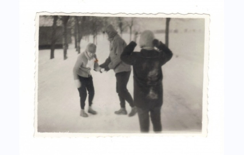 Zabawy na śniegu. Fotografia wykonana zimą 1963 roku,...