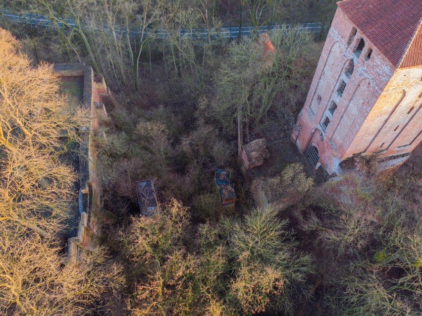 Ruiny zamku w Rogóźnie-Zamku z drona