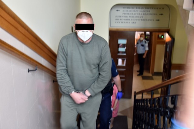 Maciej L. po zatrzymaniu został doprowadzony do sądu w Gorlicach. Prokurator wnioskował wtedy o areszt tymczasowy, do którego przychylił się sąd. Teraz jest już oskarżony. grozi mu od 3 do 15 lat więzienia