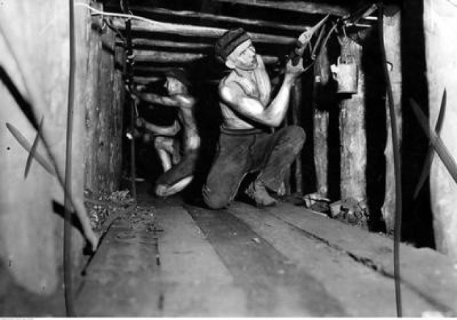 Tak kiedyś wyglądała praca w kopalni. Zobaczcie zdjęcia górników