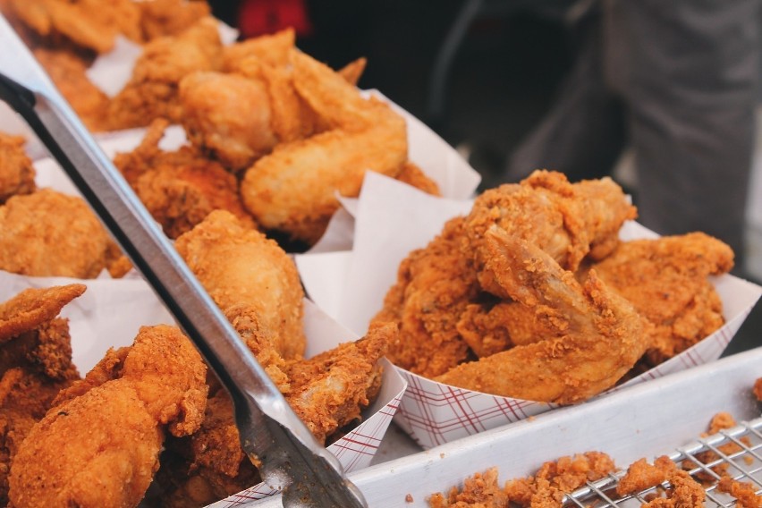 Fast food z kiełbaskami oferuje kiełbasy, pierogi, kotlety....