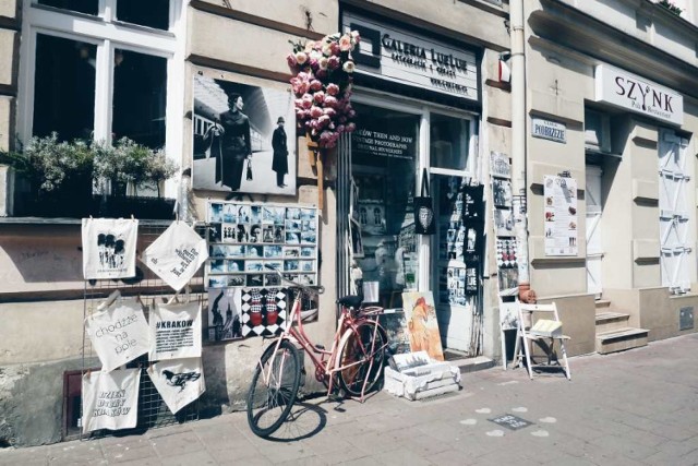 Spacerując ulicą Miodową zdecydowanie warto odwiedzić niewielki, znajdujący się przy niej, nietypowy sklep, Galerię LueLue. Znajdziemy w nim m.in. piękne, unikalne obrazy drukowane na płótnie malarskim, które sprawdzą się na pewno jako ciekawa dekoracja w każdym wnętrzu.