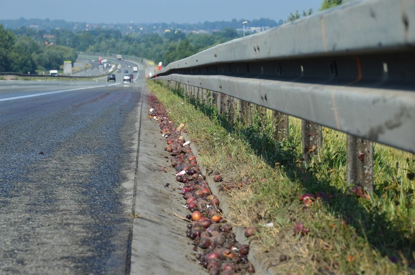 Autostrada A4. Na jezdnię wysypały się owoce [ZDJĘCIA, WIDEO]