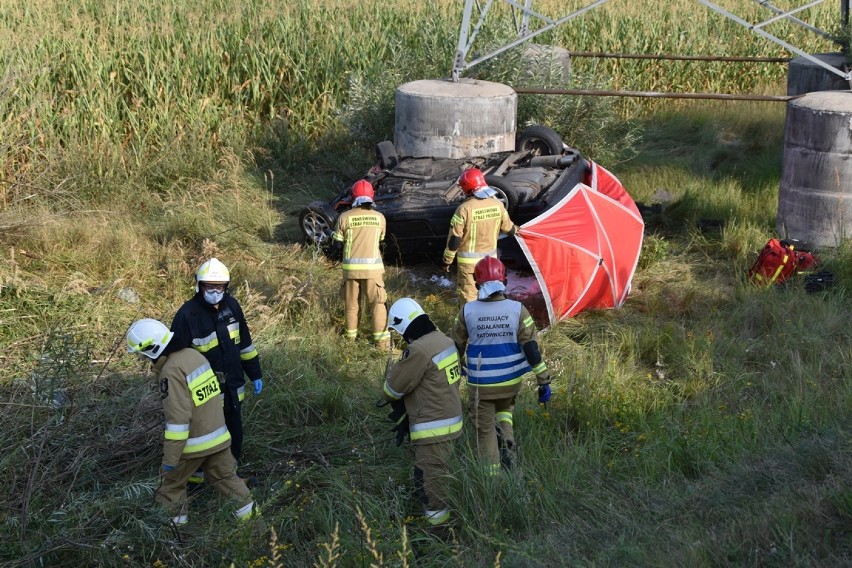 Śrem: śmiertelny wypadek na drodze DW 434. Samochód osobowy...