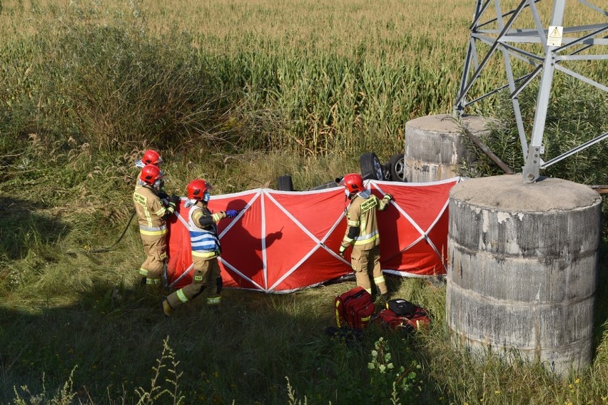 Śrem: śmiertelny wypadek na drodze DW 434. Samochód osobowy...