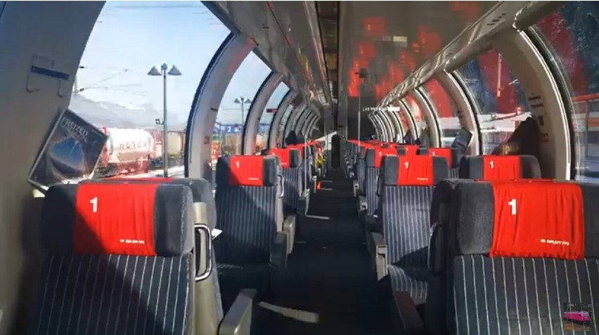 Wagony panoramiczne posiada między innymi pociąg, który...