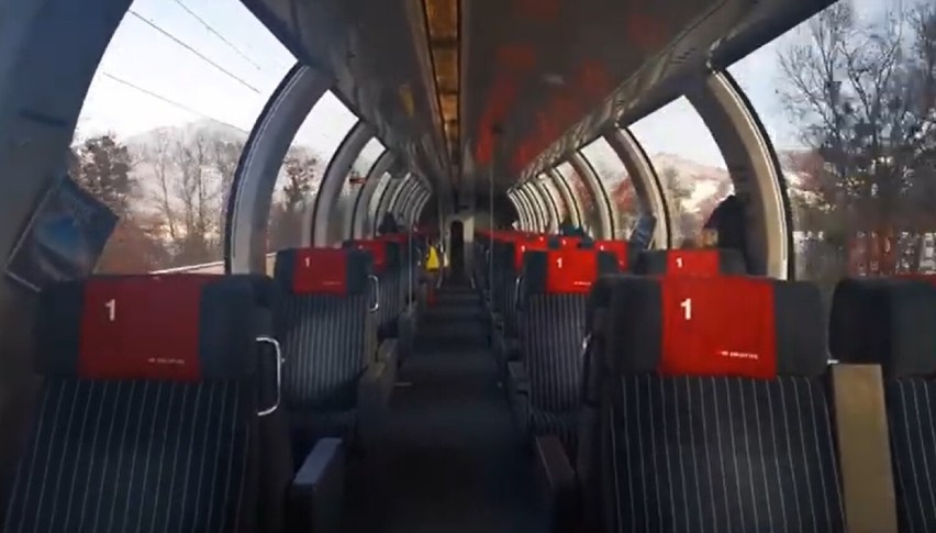 Wagony panoramiczne posiada między innymi pociąg, który...