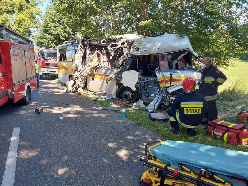 Wypadek w Mierzynie. Autobus zderzył się z osobówką. Są ofiary śmiertelne