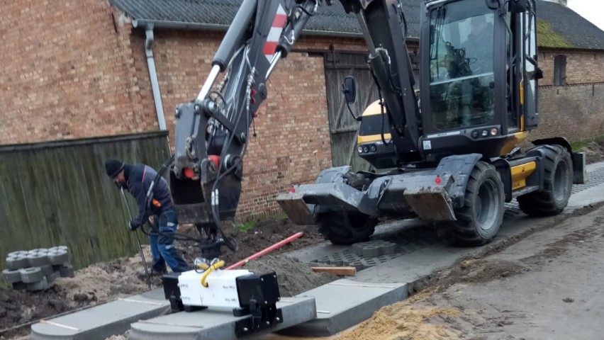 Łomnica gmina Zbąszyń. Inwestycje - budowa drogi w kierunku...