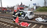 Wypadek w Pamiątkowie. Samochód osobowy wjechał pod pociąg [AKTUALIZACJA] [ZDJĘCIA]