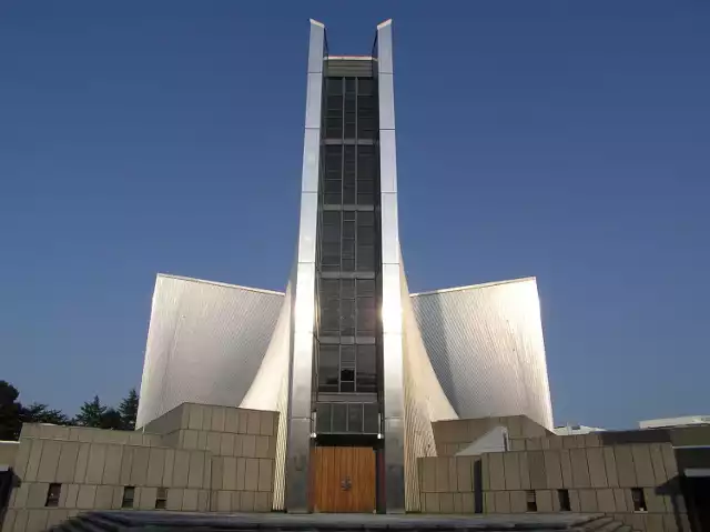 Katedra Najświętszej Marii Panny w Tokio został zaprojektowany w 1955 roku przez Kenzō Tange. Zbudowany w 1964 roku przy współpracy kolońskiego architekta diecezjalnego Wilhelma Schlombsa i finansowemu wsparciu archidiecezji w Kolonii.