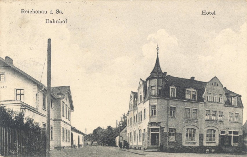 Stacja kolejki wąskotorowej w Bogatyni (po lewej stronie)