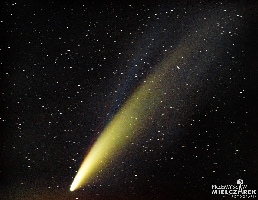 Przepiękny warkocz komety rozświetlił niebo.