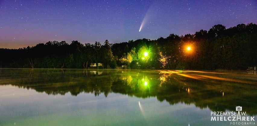 Przepiękny warkocz komety rozświetlił niebo.