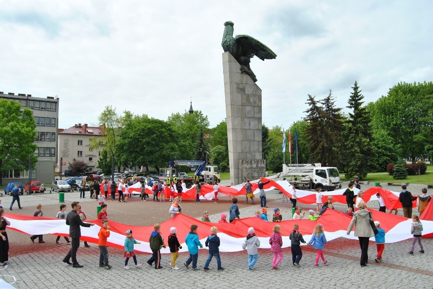 Widok powiewającego w centrum Chrzanowa symbolu Polski...