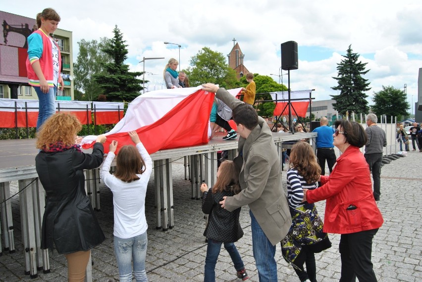 Widok powiewającego w centrum Chrzanowa symbolu Polski...