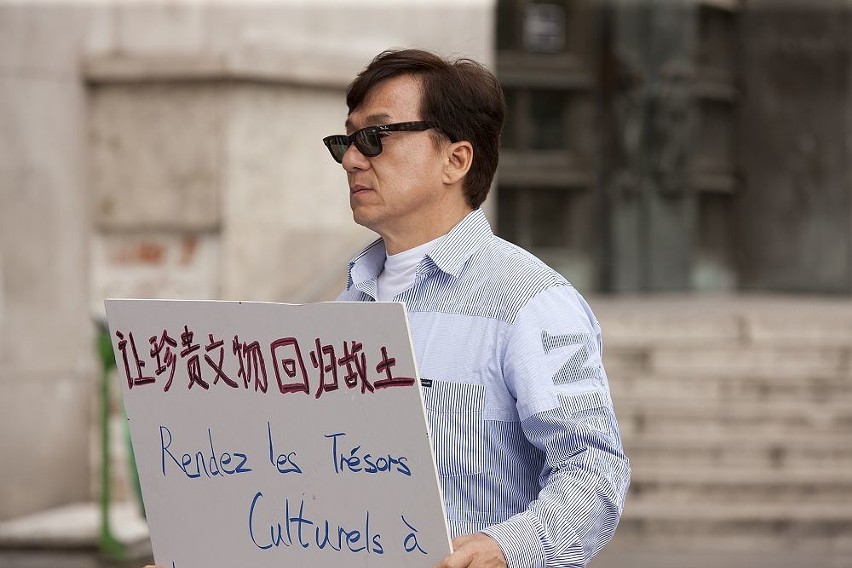 Jackie Chan przed i za kamerą. Asian Hawk jest najemnikiem....