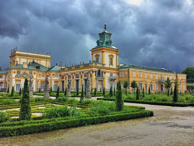 Muzeum Pałacu Króla Jana III Sobieskiego wraz z przylegającymi ogrodami to dobre miejsce na spacer dla tych, którzy lubią obcować z przyrodą oraz piękną architekturą i sztuką jednocześnie.

Pałac i ogrody w Wilanowie, ul. Stanisława Kostki Potockiego 10/16.