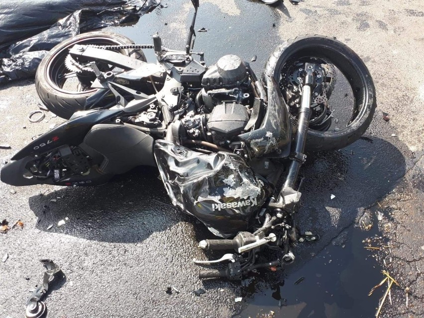 Śmierć poniosły dwie młode osoby podróżujące motocyklem