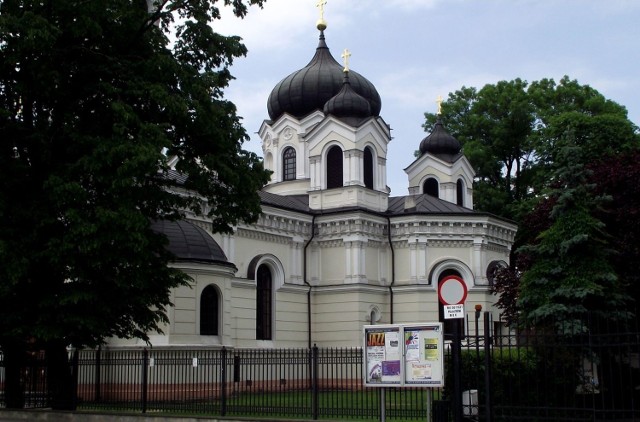 Cerkiew rozbudowano  w latach 1868-70 wg projektu Iwana W. Stroma. Widok  na cerkiew z boku.