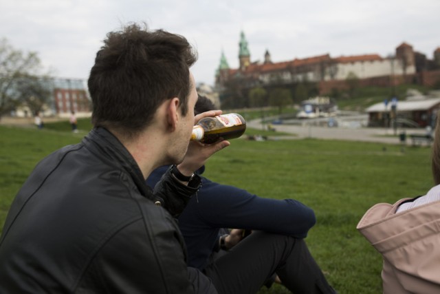 Które miejsce w rankingu zajęło województwo małopolskie?

Choć liczba punktów sprzedaży alkoholu maleje, to wydatki na alkohol rosną! Polska znalazła się na liście krajów świata, w których pije się najwięcej wysokoprocentowych napojów. Gdzie w Polsce pije się najwięcej alkoholu? Sprawdź!