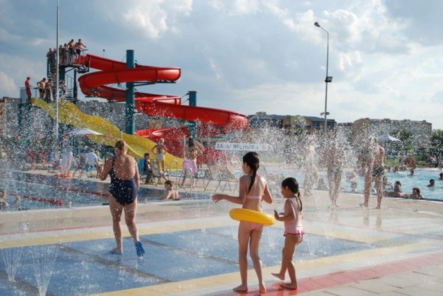 Tu znajdziecie największy aquapark w Europie Środkowej, ale do Mszczonowa warto też wpaść choćby dla term. To jedno z najbliższych miejsc za granicami Warszawy, gdzie możemy kąpać się o każdej porze roku w basenach termalnych. Skorzystamy tu także ze zjeżdżalni czy sauny.