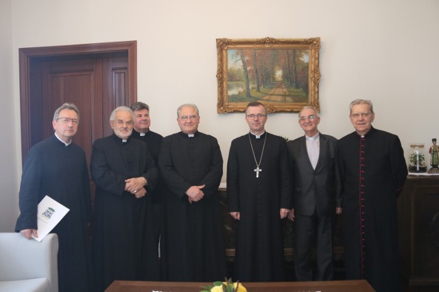 Biskup kaliski Damian Bryl podziękował proboszczom odchodzącym na emeryturę. Wśród nich są kapłani z Pleszewa i Kowalewa
