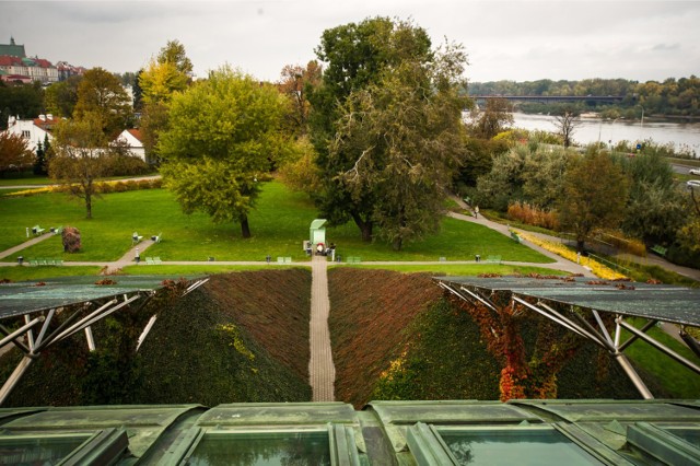 To przepiękny ogród znajdujący się na dachu Biblioteki Uniwersytetu Warszawskiego. Rozciąga się na powierzchni ponad 1 ha, roślinność zajmuje w nim 5 111 metrów kwadratowych.
